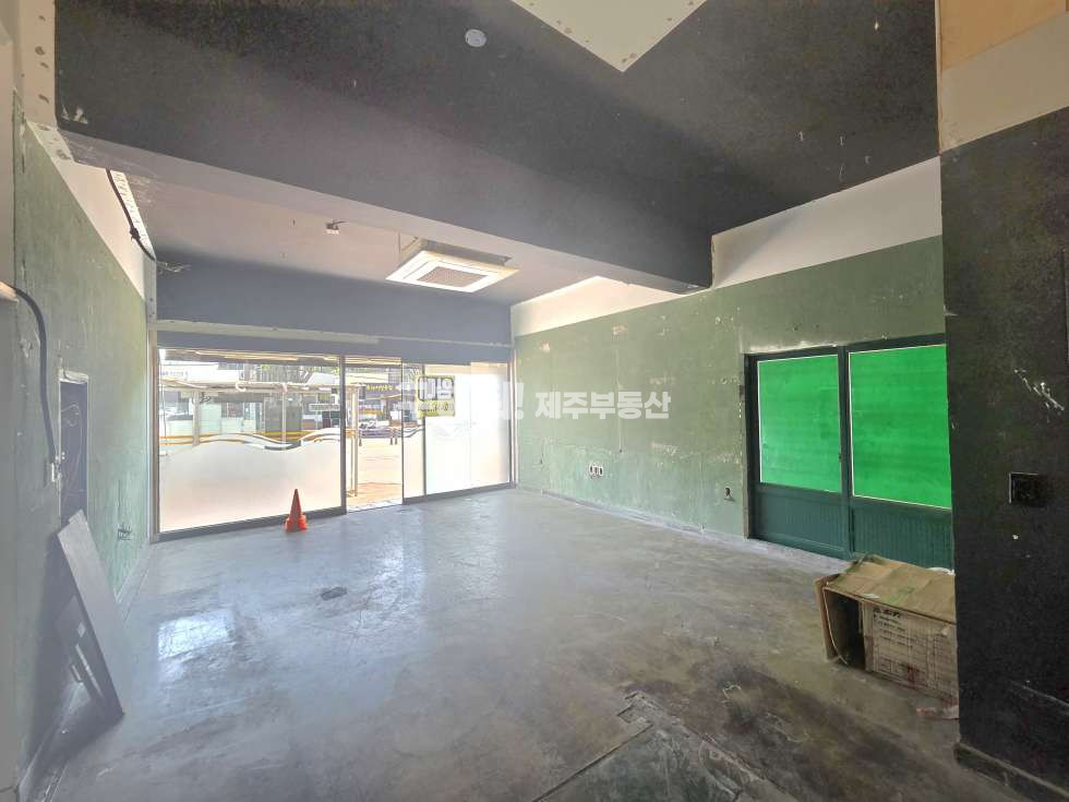 제주 제주시 도남동 59-8 연삼로 대로변 / 도남초 옆, 버스정류장 바로 앞 접근성 최상 상가 임대 연세 매물번호 11498 사진 2