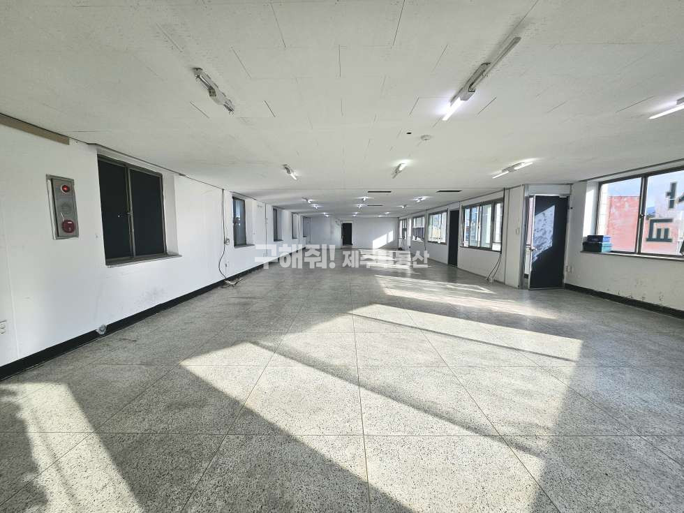 제주 제주시 삼도일동 579-19 무권리 / 넓은 평수 / 서사라 사거리 인근 사무실 임대 연세 매물번호 10945 사진 3