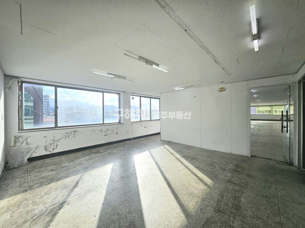 제주 제주시 삼도일동 579-19 무권리 / 넓은 평수 / 서사라 사거리 인근 사무실 임대 연세 매물번호 10945 사진 5