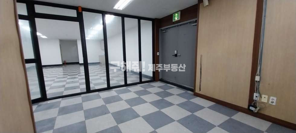 제주 제주시 일도이동 무권리 / 연삼로 대로변 깔끔한 반지하 상가 임대 연세 매물번호 10032 사진 1