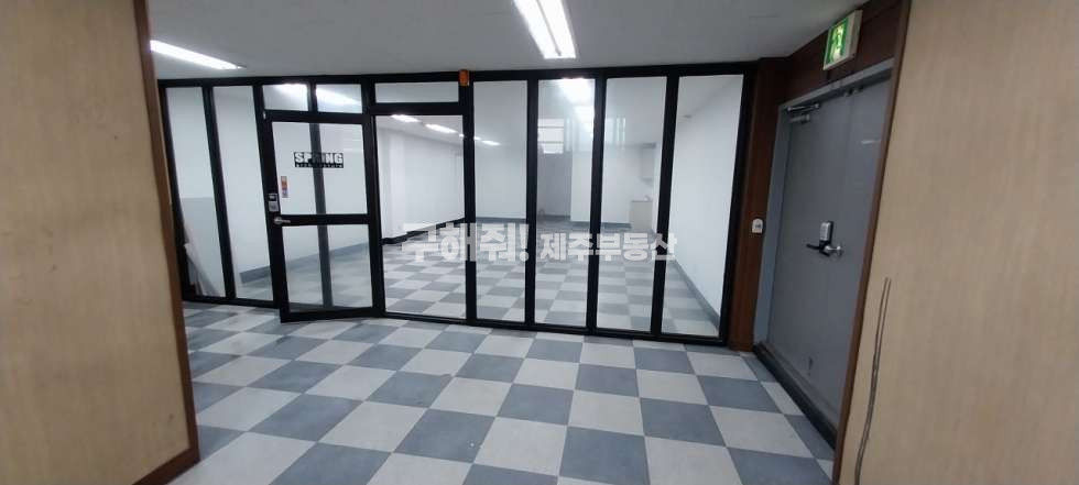 제주 제주시 일도이동 무권리 / 연삼로 대로변 깔끔한 반지하 상가 임대 연세 매물번호 10032 사진 2